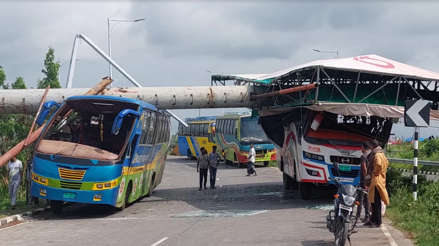 ঝড়ের তান্ডবে বাসের ওপরে ভেঙে পড়লো বিলবোর্ড